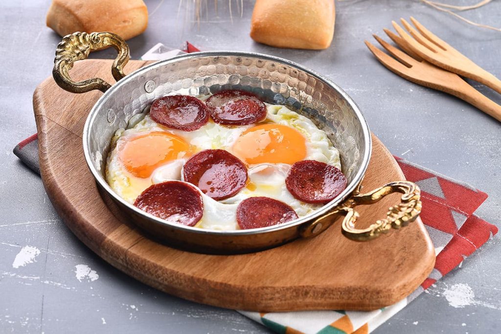 Rüyada sucuklu yumurta yemek ne anlama gelir?