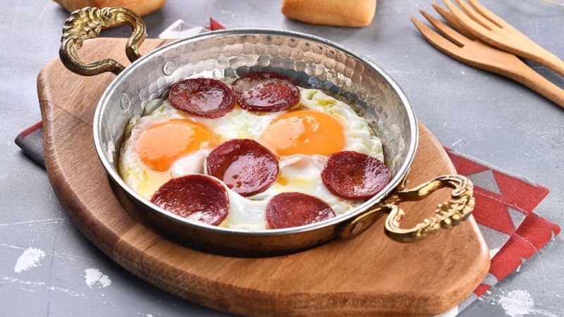 Rüyada sucuklu yumurta yemek ne anlama gelir?